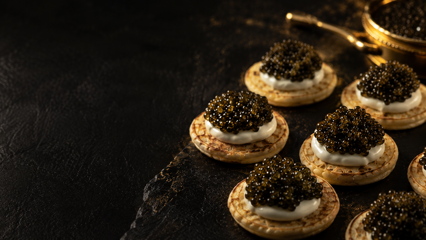 Blinis au caviar pour une dégustation Maison Caspienne